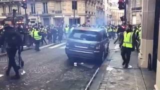 Destruction dune voiture diplomatique aux abords des ChampsÉlysées gilet jaunes [upl. by Yong919]