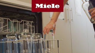 Sicheres Spülen von Trinkflaschen  Miele Professional [upl. by Knutson555]