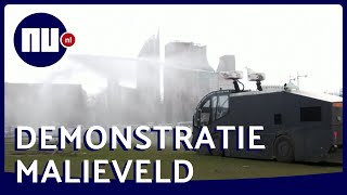 Politie verwijdert relschoppers met waterkanon en paarden van Malieveld  NUnl [upl. by Horbal]