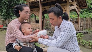 Kind man  helps bandage single mothers injured hand  first love  anh hmong  ly tay [upl. by Chae]