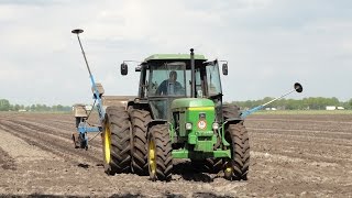 Mais zaaien met John Deere 3040 en 6rij Monosem zaaimachine 2015 [upl. by Aitahs642]