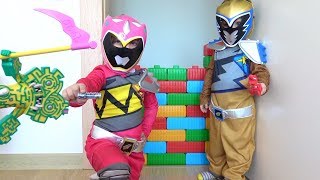 Power Rangers kostümü giyen Azra Selim duvar şakası ve bulmaca canavarı ile Power Rangers Energems [upl. by Matland442]