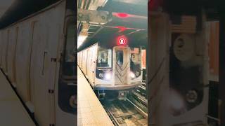 🚇 R TRAIN ARRIVING AT CORTLAND ST STATION – 🇺🇲 NEW YORK CITY USA train newyorkcity subway metro [upl. by Deanna]