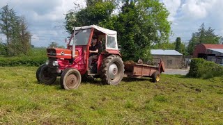 Spreading manure with massey 148 and fordson dexta [upl. by Straub813]