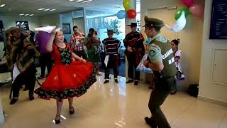 🇨🇱Cenizas de Chile Carabinero bailando Cueca Banco de Chile Maipú01Dic2016 [upl. by Lehmann621]