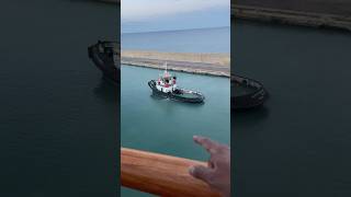 This small boat control the ship ⛴️ ytshortsindia ytviral tugboats ytshorts cruiseliners [upl. by Most]