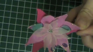 kaarten maken Bloemen gemaakt van Designpapier en Vellum versieren met Stickles card making flowers [upl. by Scevo]