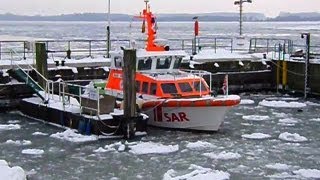 Eisschollen vor Travemünde an der Ostsee Winter [upl. by Rehsa695]