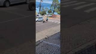 Pneu descendo rua em alta velocidade  Exemplo de plano inclinado sem atrito [upl. by Tezzil163]