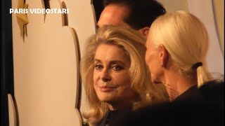 Catherine Deneuve inaugure les Vitrines de Noël des Magasins du Printemps  Paris le 9 novembre 2023 [upl. by Roderica]