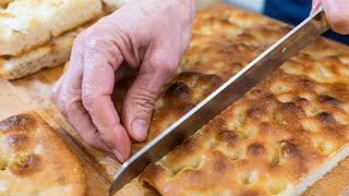 FOCACCIA GENOVESE FATTA IN CASA la vera ricetta originale famosa in tutto il mondo [upl. by Kopp815]