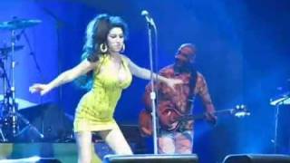 Amy Winehouse faz pirueta e cai no palco durante show [upl. by Norby858]