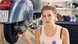 VESPA  Wie Wechsel ich das Getriebeöl  How to change gear oil [upl. by Noemys]