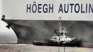 Autotransporter HOEGH OSLO RoRo car carrier  stabilizing tug Emden LAEK7 IMO 9382396 BJ 2008 [upl. by Tracee]