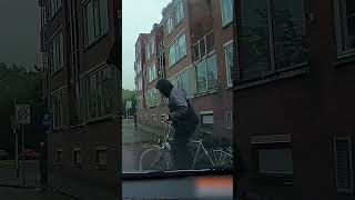 DIT IS NIET ZIJN DAG 🌧 schrik fiets crash [upl. by Mallina]