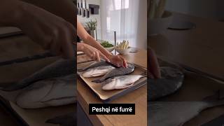 Peshqi ne furre peshku gatimetradicionale fishrecipe fish easyrecipe delicious mishi salad [upl. by Awe]