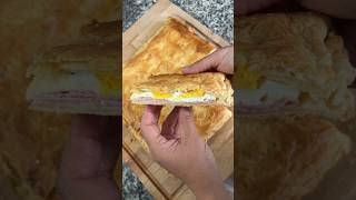 Empanada de hojaldre rellena de jamón queso nata y huevo receta fácil [upl. by Norbie626]