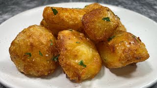 The BEST Crispy Roast Potatoes [upl. by Yelsha]