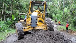 Motoniveladora Komatsu GD555 Motor Grader Grading CTB Aggregate [upl. by Irek]