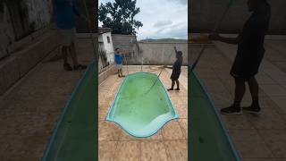 Limpeza de piscina verde satisfying fy piscinas pool satisfacao satisfy satisfyingvideos fyp [upl. by Banyaz945]