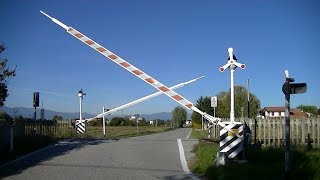 Spoorwegovergang Villa del Conte I  Railroad crossing  Passaggio a livello [upl. by Wit]