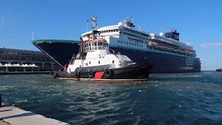 Trieste i rimorchiatori portano allormeggio la nave sotto bora [upl. by Kinsman60]