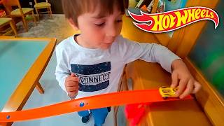 SUPER PISTA ÉPICA DA HOTWHEELS NA SALA DE CASA  Brancoala Kids [upl. by Accalia861]