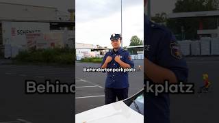 Mit fremdem Ausweis auf‘m Behindertenparkplatz 🅿️👩‍🦼STRAFTAT👮‍♂️polizei auto parken recht [upl. by Roselane]