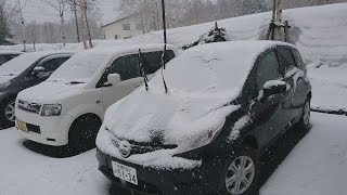 大雪山系、連休明けに降雪 北海道・旭岳温泉 [upl. by Garrik]