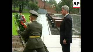 RUSSIA BILL CLINTON LAYS WREATH AT TOMB OF THE UNKNOWN SOLDIER [upl. by Onafets339]