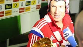 FC Bayern DFBPokalsieger 2014  Pokalheld Robben beschützt die Trophäe [upl. by Marchak]