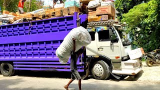 Berkah terowonganProses bongkar muat truk ekspedisi di terowongan zhumpallabbu [upl. by Selegna]