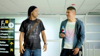 ¡El Hermoso Ya Llego Oribe Peralta Comercial con Ronaldinho PepsiPresenta HD [upl. by Arlan919]