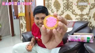 Dukes Creme 4 Fun Strawberry Sandwich Biscuits  🍪 Daily Biscuit Reviews By BiscuteBox  BiscuteBox [upl. by Jezrdna]