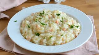 Risotto al salmone affumicato ricetta facile per un risotto di pesce cremoso e delicato [upl. by Wincer]