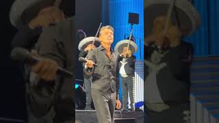 Luis Miguel se quiebra en el escenario ante una ovación inolvidable [upl. by Newfeld]