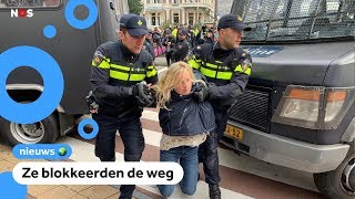 Politie pakt mensen op bij klimaatprotest in Amsterdam [upl. by Nekcarb]