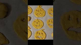 Biscotti alla zucca di halloween ricetta facile e golosa shorts [upl. by Xerxes25]