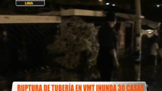 Ruptura de tubería en VMT inunda 30 casas [upl. by Desdee]