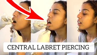 Piercing labbro inferiore centrale  CENTRAL LABRET piercinglip piercing [upl. by Lonny]