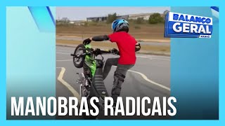 Menino faz manobras radicais com motos em São Paulo [upl. by Emmie]