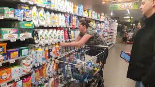 1 minuut gratis boodschappen bij PLUS Vosselman Zwaluwenburg [upl. by Annoyi]