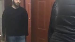 tek kolu olan adamın su almasına yardımcı olan kolsuz adam [upl. by Elleynad]