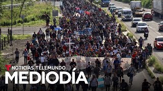 Los 4000 migrantes que salieron en caravana desde Tapachula harán una parada  Noticias Telemundo [upl. by Ayahs]