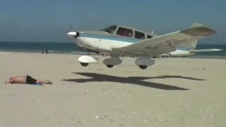 Flugzeug landet fast im Sand auf einem Urlauber am Strand von Helgoland [upl. by Annaes]