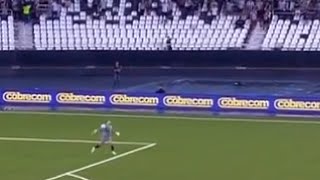 Grande quotraquetadaquot de Lucas Perri guardaredes goleiro do Botafogo na reposição de bola em jogo [upl. by Aerona]