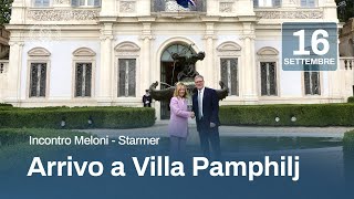 Incontro Meloni  Starmer larrivo a Villa Doria Pamphilj del Primo Ministro del Regno Unito [upl. by Irovi]