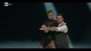 Il tango argentino di Federica Pellegrini e Angelo Madonia  Ballando con le Stelle 23112024 [upl. by Durarte]