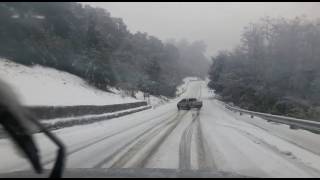 Derrape de una camioneta por hielo y nieve camino a los Siete Lagos [upl. by Nyvar461]