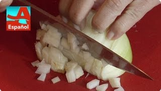 Cómo cortar una cebolla sin llorar  Secretos de cocina  AARP en español [upl. by Eybbob]